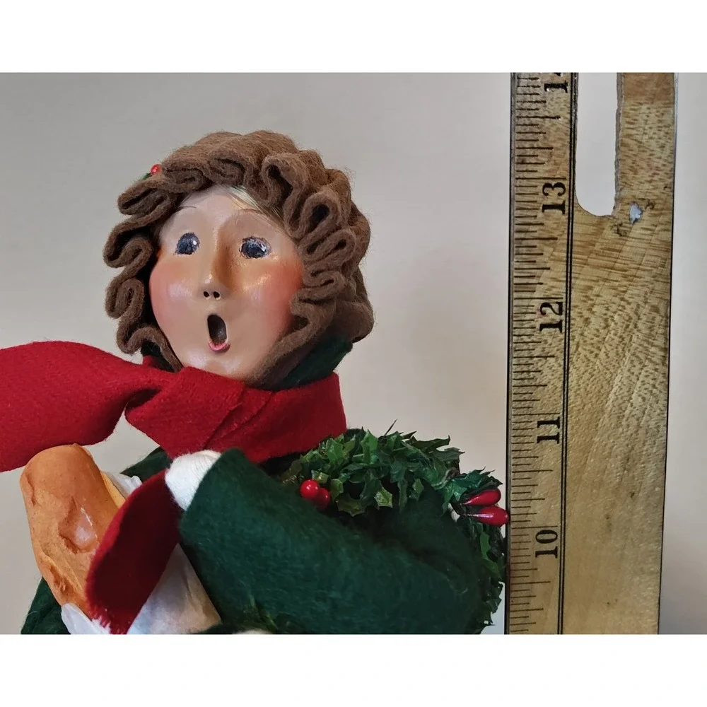 Byers Choice Traditional Shopper Caroler '05 Woman Red Plaid Skirt Green Coat 13